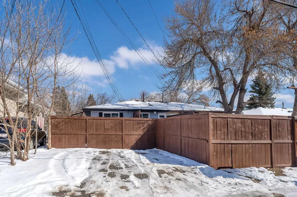 853 Northmount Drive NW Calgary AB T2L 0A3