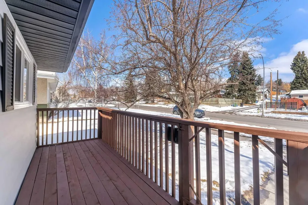 853 Northmount Drive NW Calgary AB T2L 0A3