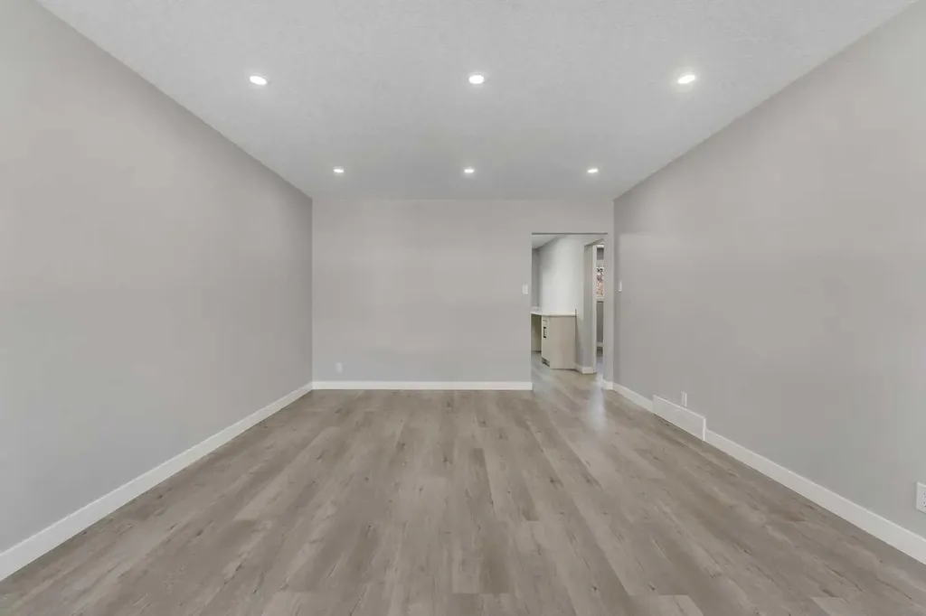 853 Northmount Drive NW Calgary AB T2L 0A3
