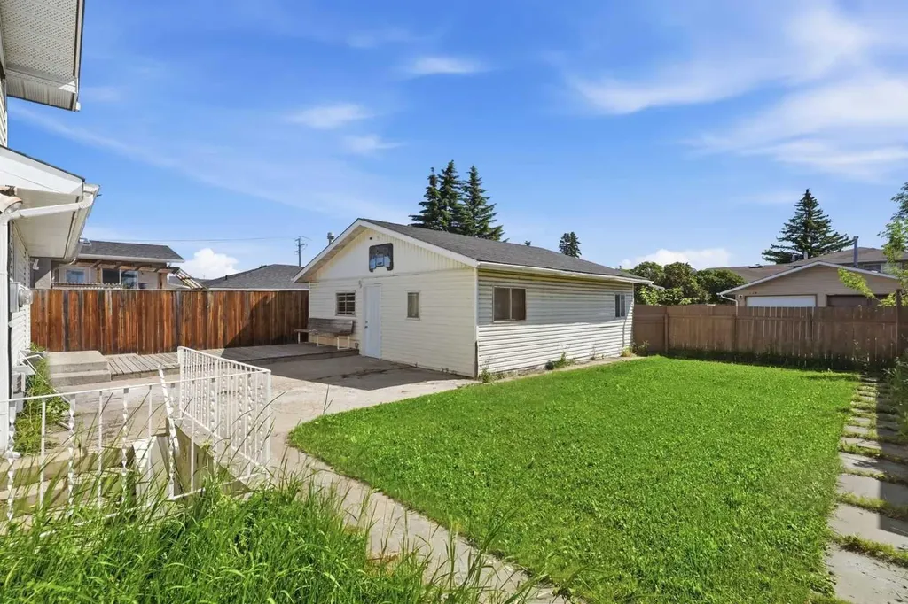 532 Rundleridge Drive NE Calgary AB t1y2k7