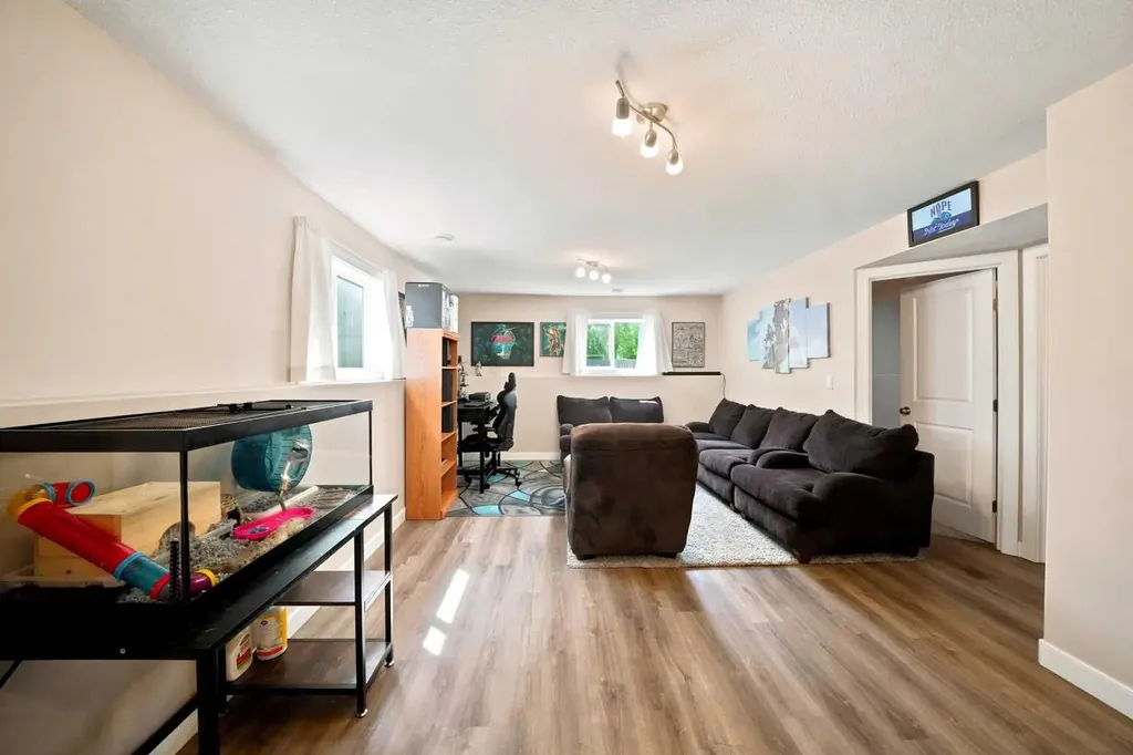 364 Kingston Drive Red Deer AB T4P 0H2
