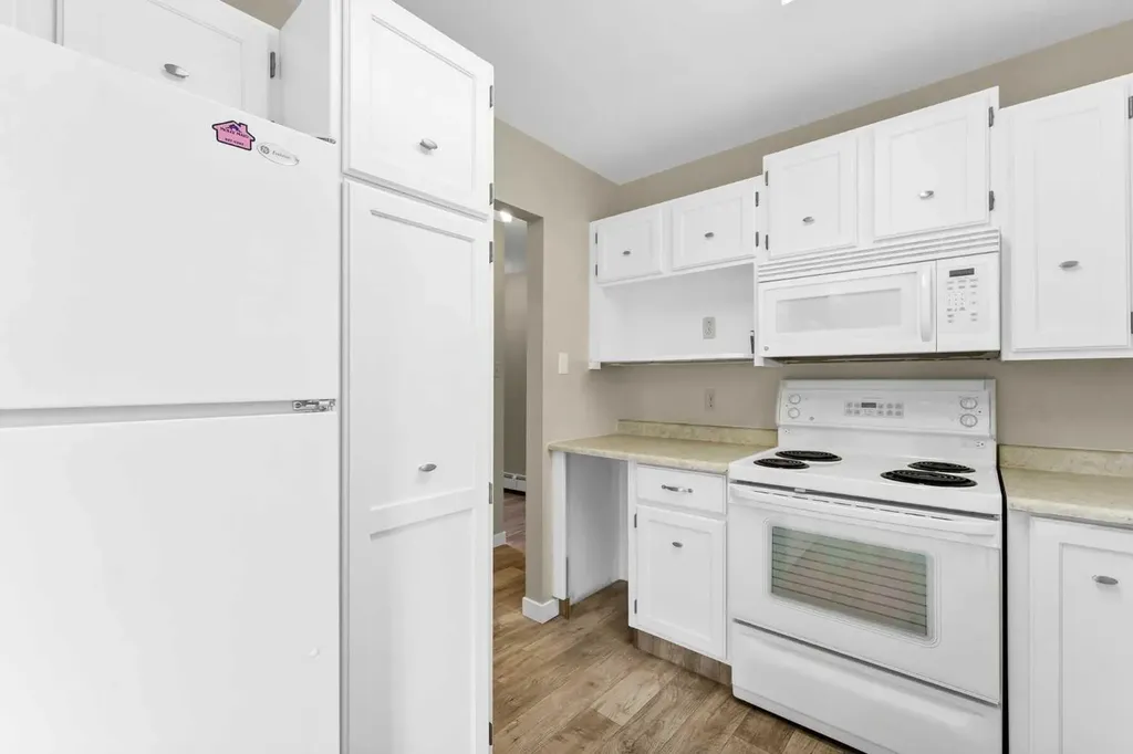 1051 3 Street NW Medicine Hat AB T1A 7Y4