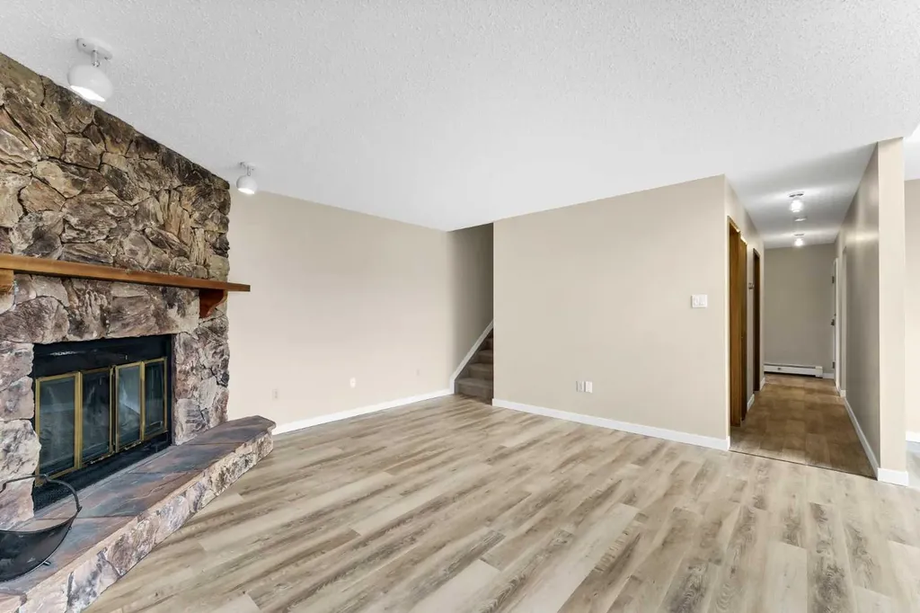 1051 3 Street NW Medicine Hat AB T1A 7Y4