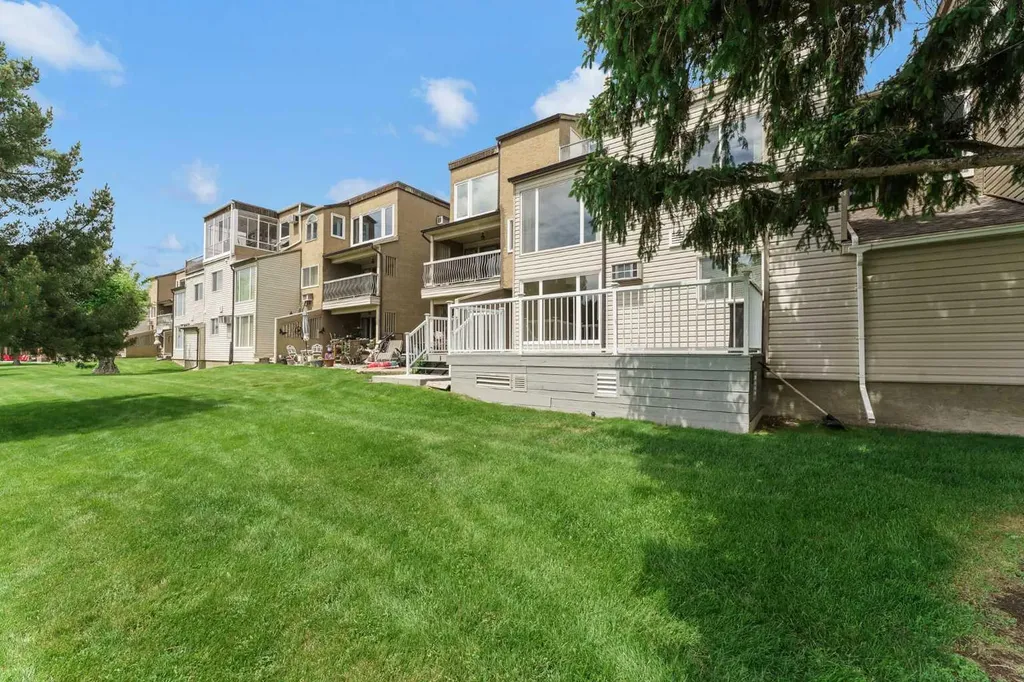 1051 3 Street NW Medicine Hat AB T1A 7Y4