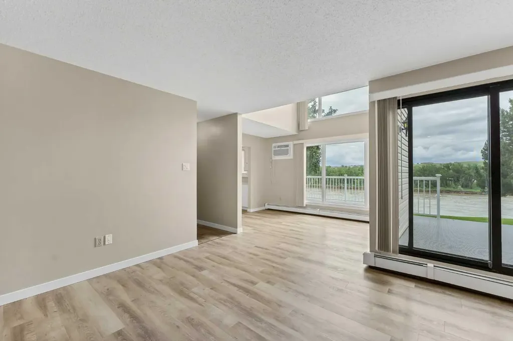 1051 3 Street NW Medicine Hat AB T1A 7Y4