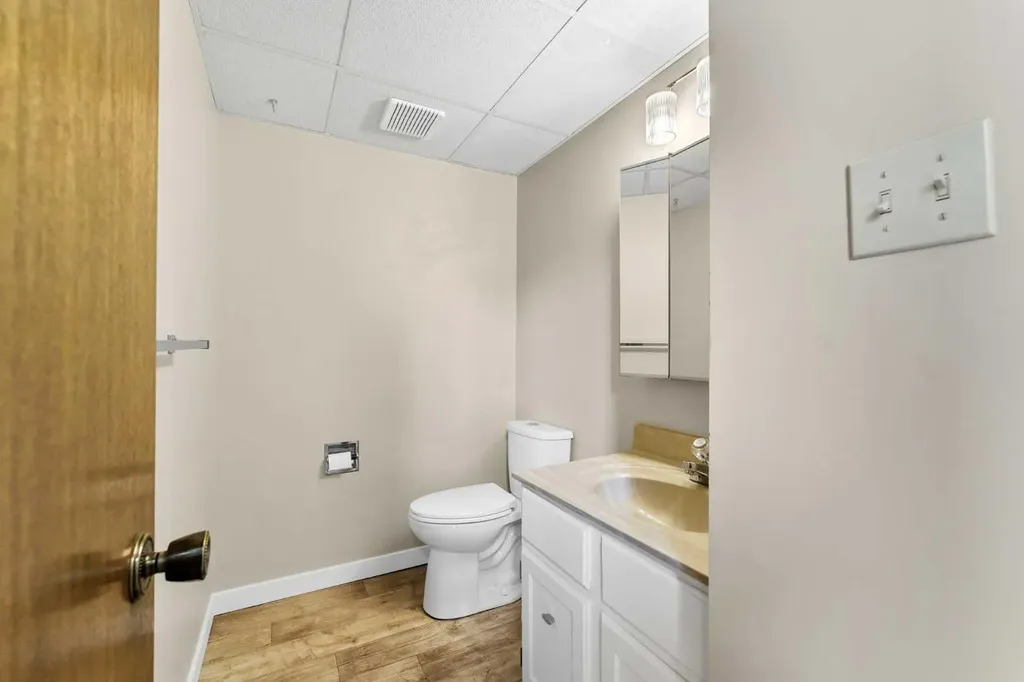 1051 3 Street NW Medicine Hat AB T1A 7Y4
