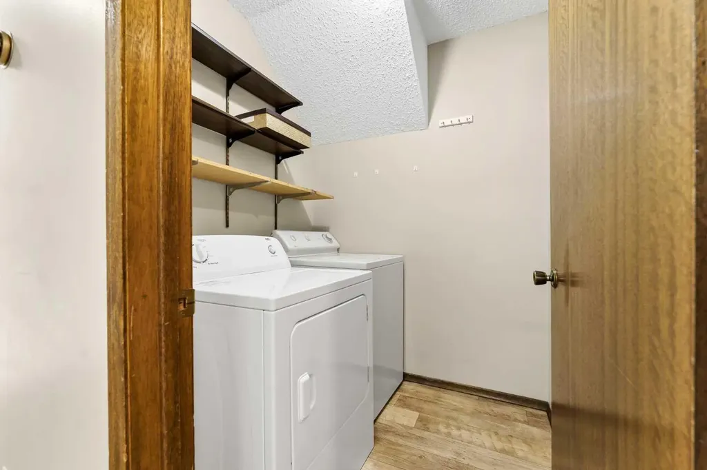 1051 3 Street NW Medicine Hat AB T1A 7Y4