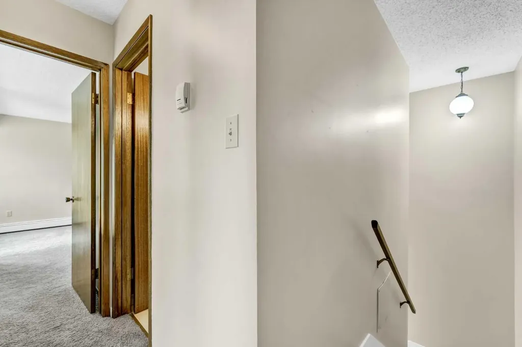 1051 3 Street NW Medicine Hat AB T1A 7Y4