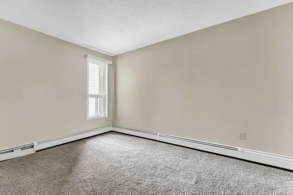 1051 3 Street NW Medicine Hat AB T1A 7Y4