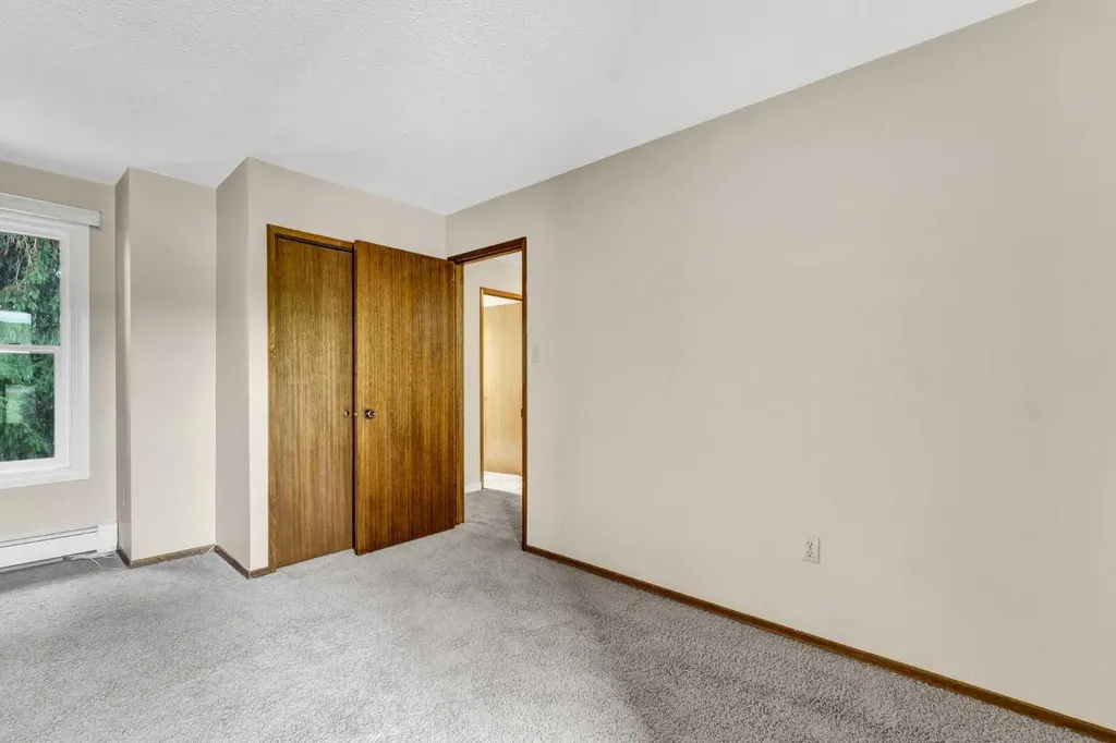 1051 3 Street NW Medicine Hat AB T1A 7Y4
