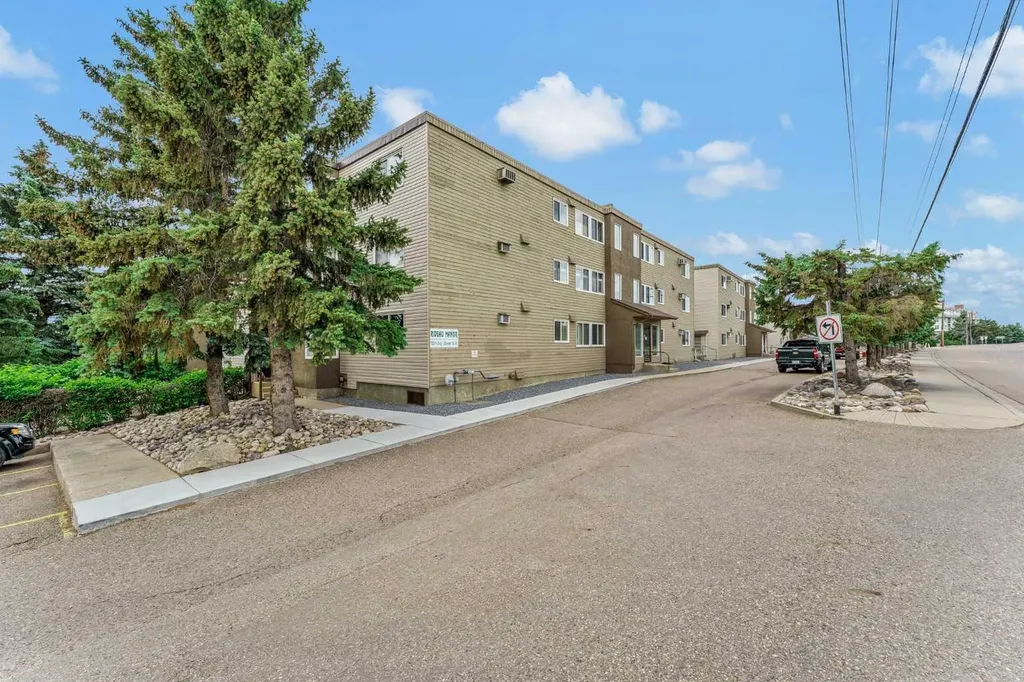 1051 3 Street NW Medicine Hat AB T1A 7Y4