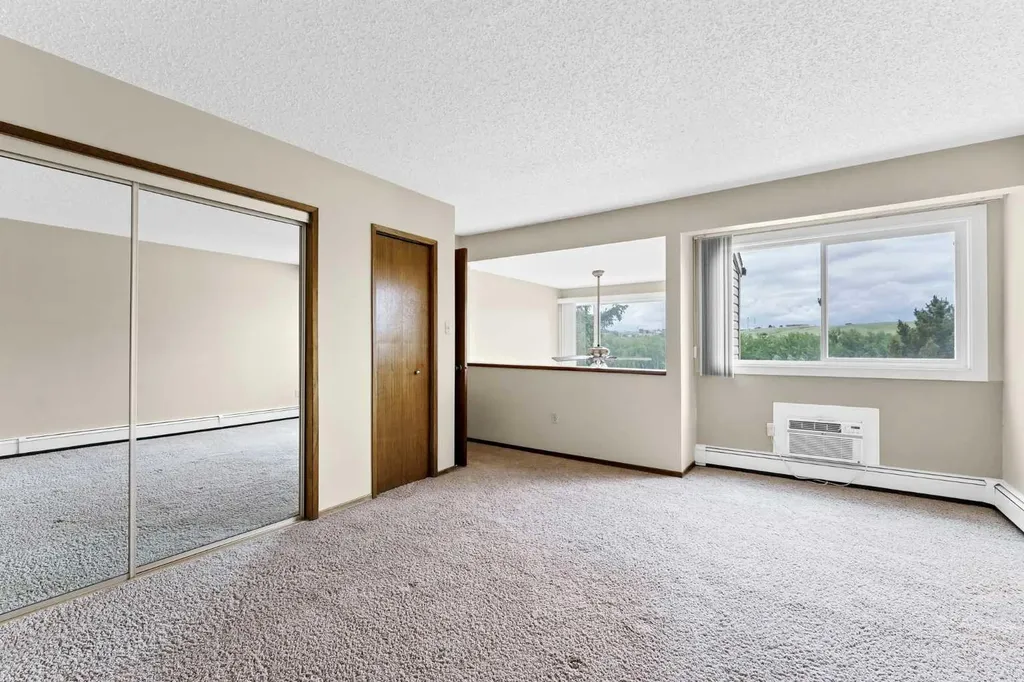 1051 3 Street NW Medicine Hat AB T1A 7Y4