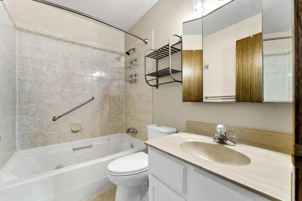 1051 3 Street NW Medicine Hat AB T1A 7Y4