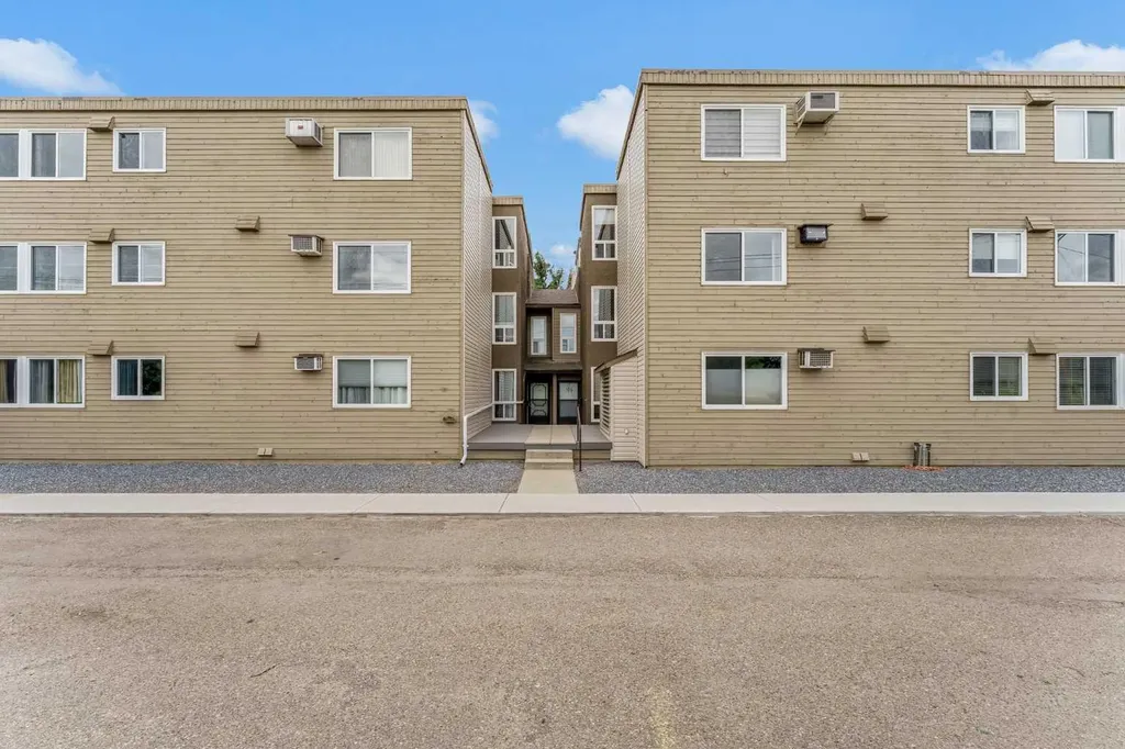 1051 3 Street NW Medicine Hat AB T1A 7Y4