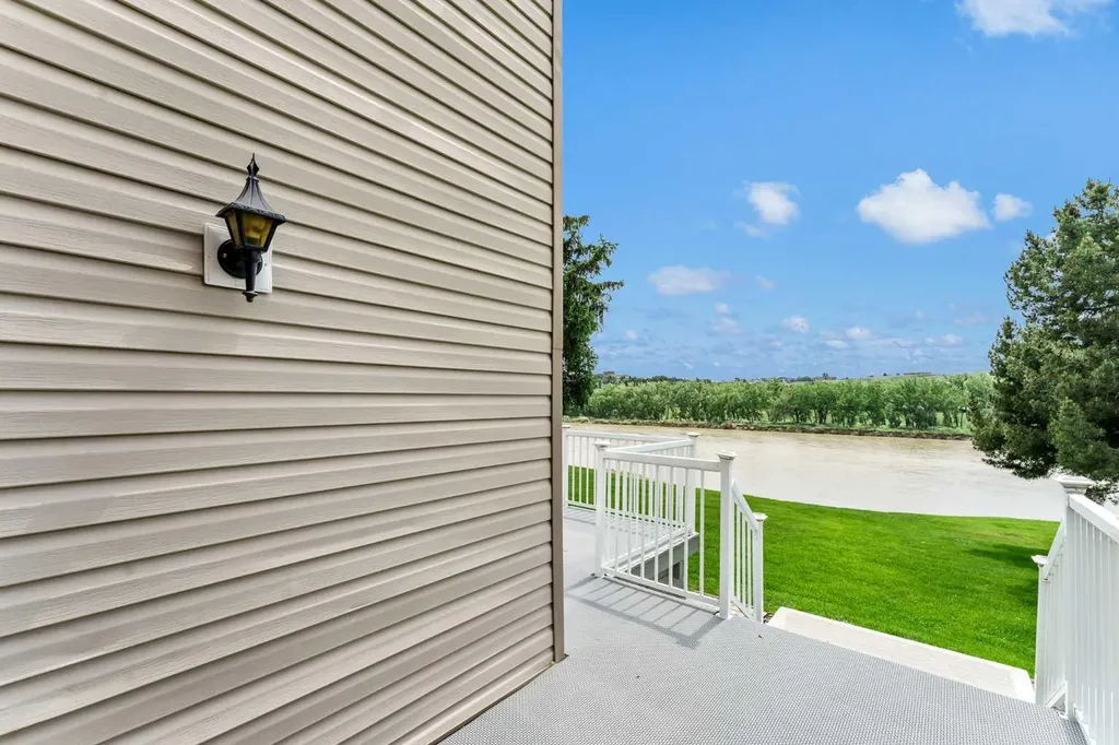 1051 3 Street NW Medicine Hat AB T1A 7Y4