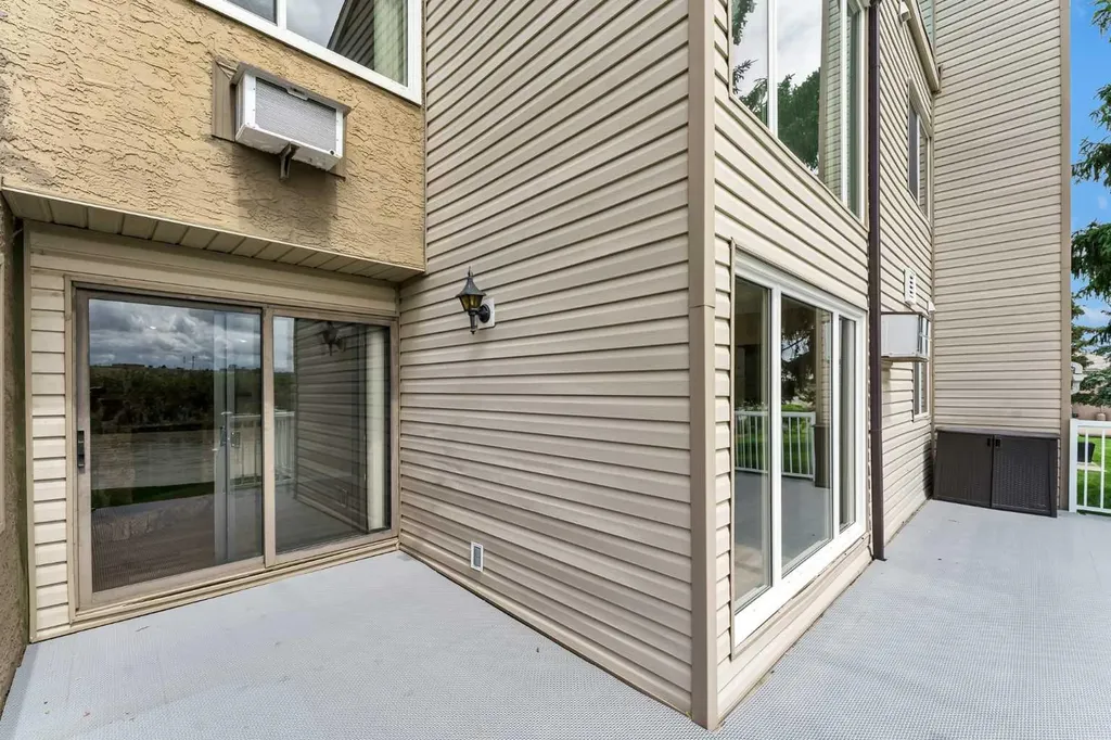 1051 3 Street NW Medicine Hat AB T1A 7Y4