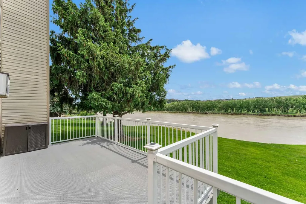 1051 3 Street NW Medicine Hat AB T1A 7Y4