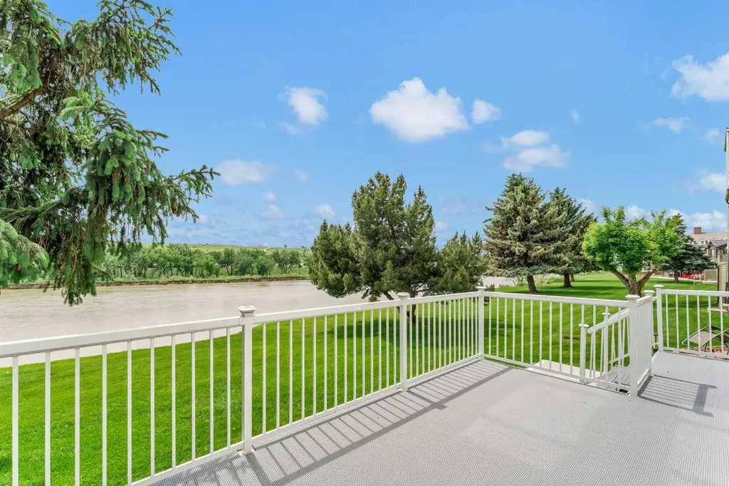 1051 3 Street NW Medicine Hat AB T1A 7Y4