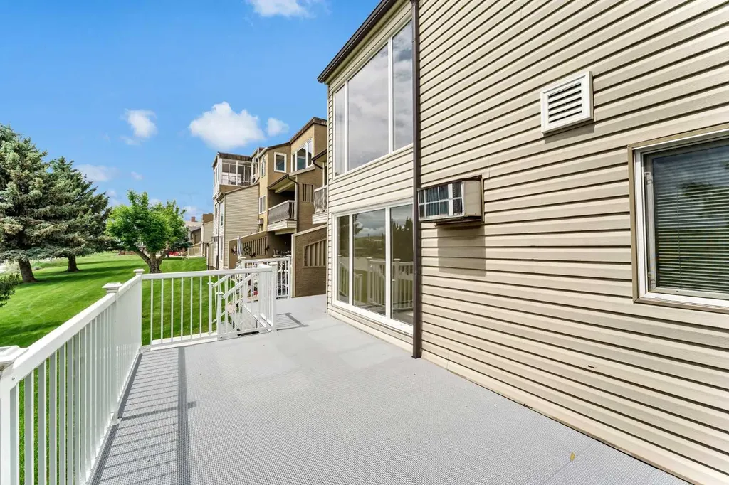 1051 3 Street NW Medicine Hat AB T1A 7Y4