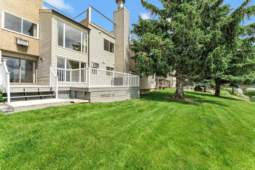 1051 3 Street NW Medicine Hat AB T1A 7Y4