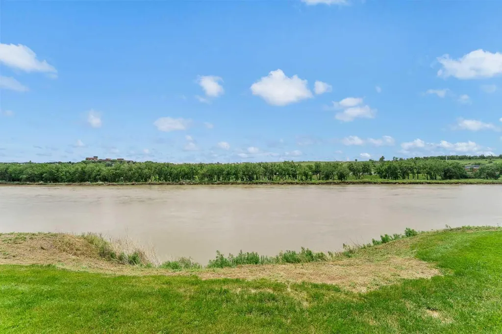 1051 3 Street NW Medicine Hat AB T1A 7Y4
