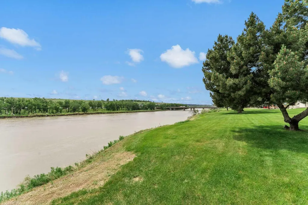 1051 3 Street NW Medicine Hat AB T1A 7Y4