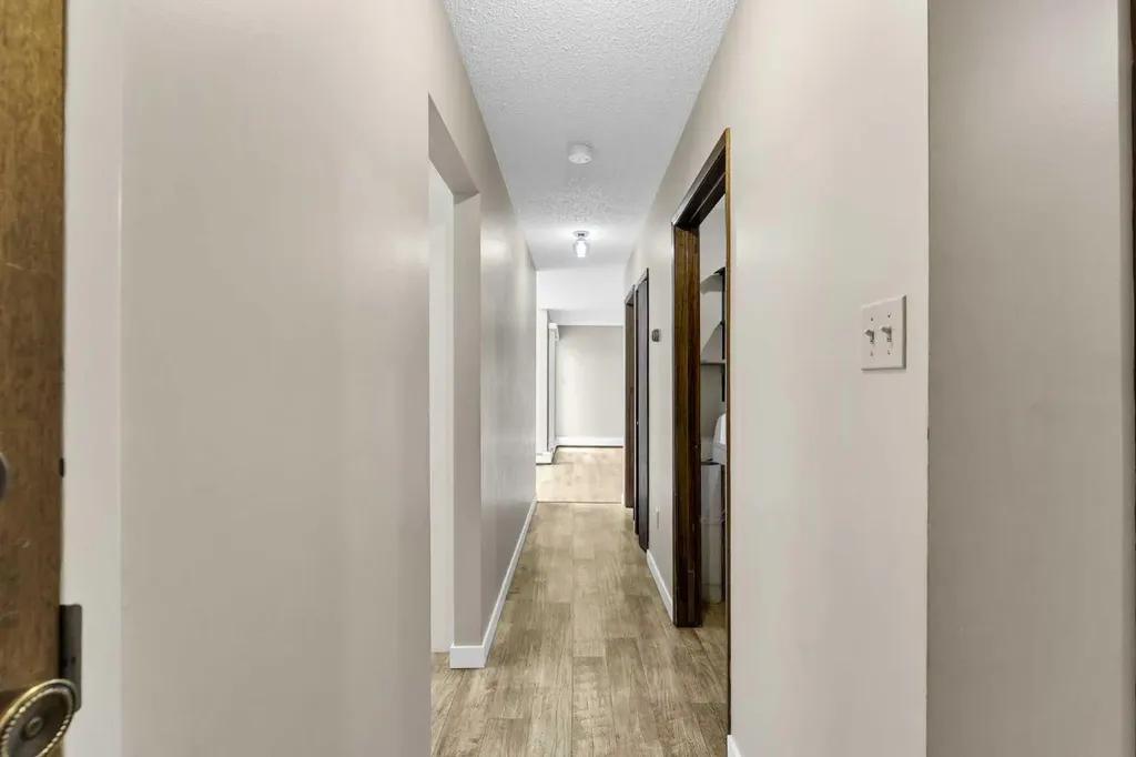 1051 3 Street NW Medicine Hat AB T1A 7Y4