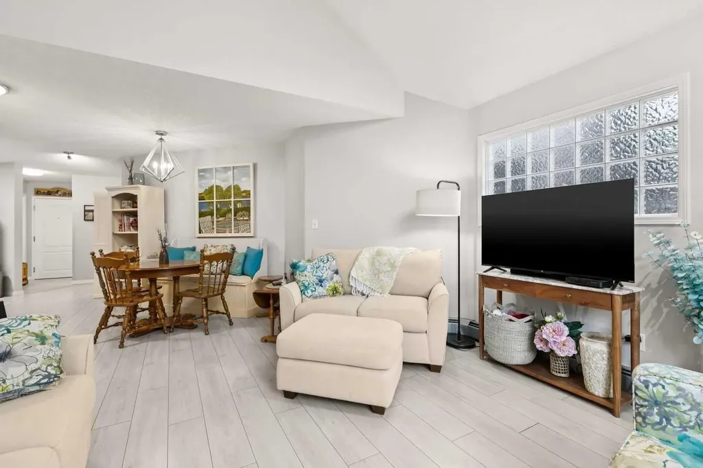 30 Sierra Morena Mews SW Calgary AB T3H 3K7