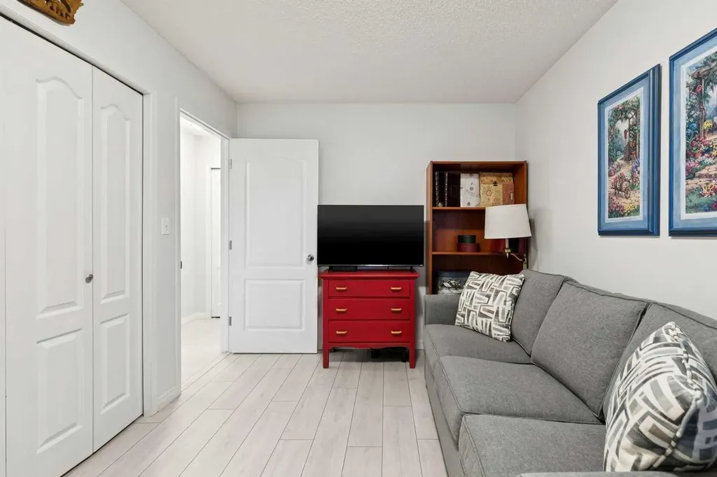 30 Sierra Morena Mews SW Calgary AB T3H 3K7