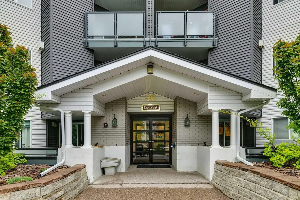 30 Sierra Morena Mews SW Calgary AB T3H 3K7