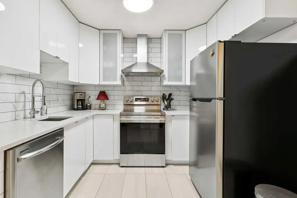 30 Sierra Morena Mews SW Calgary AB T3H 3K7