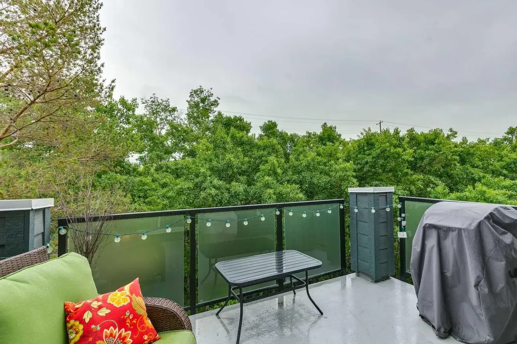 30 Sierra Morena Mews SW Calgary AB T3H 3K7