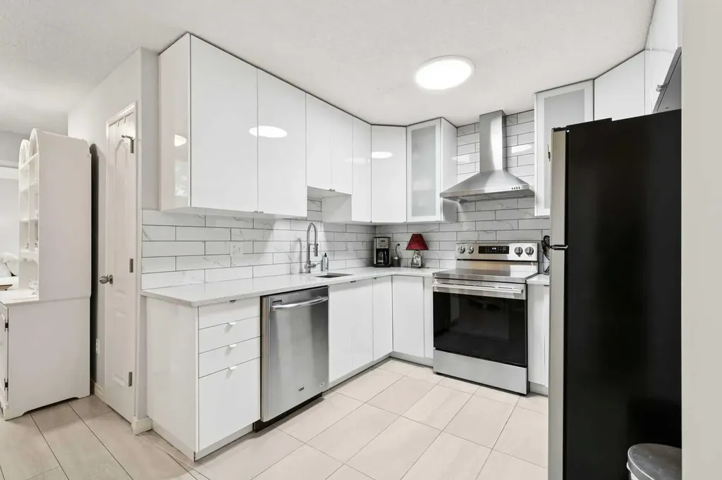 30 Sierra Morena Mews SW Calgary AB T3H 3K7