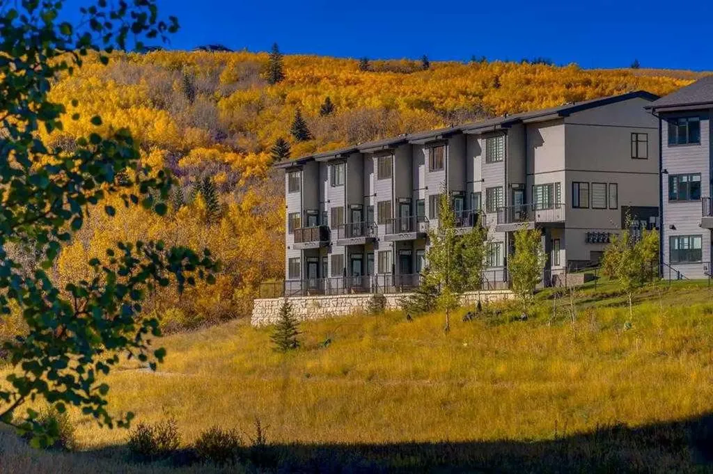 1453 Na'a Drive SW Calgary AB T3H 6H7