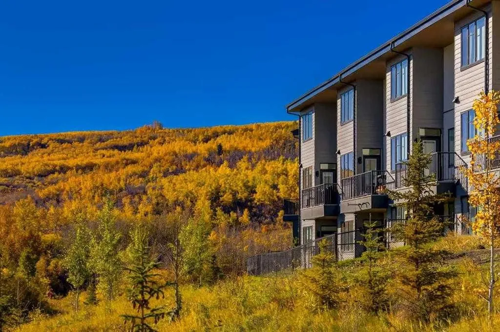 1453 Na'a Drive SW Calgary AB T3H 6H7