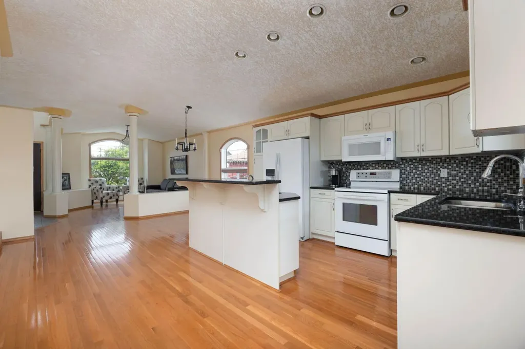 104 Avery Bay Fort Mcmurray AB T9J 1B1