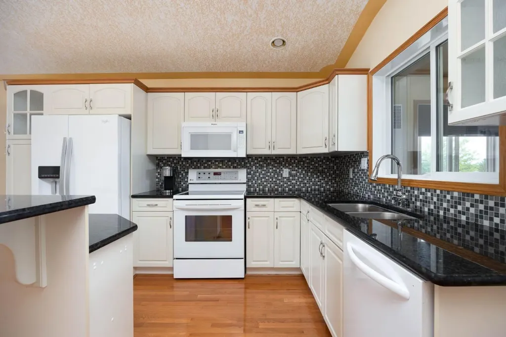 104 Avery Bay Fort Mcmurray AB T9J 1B1