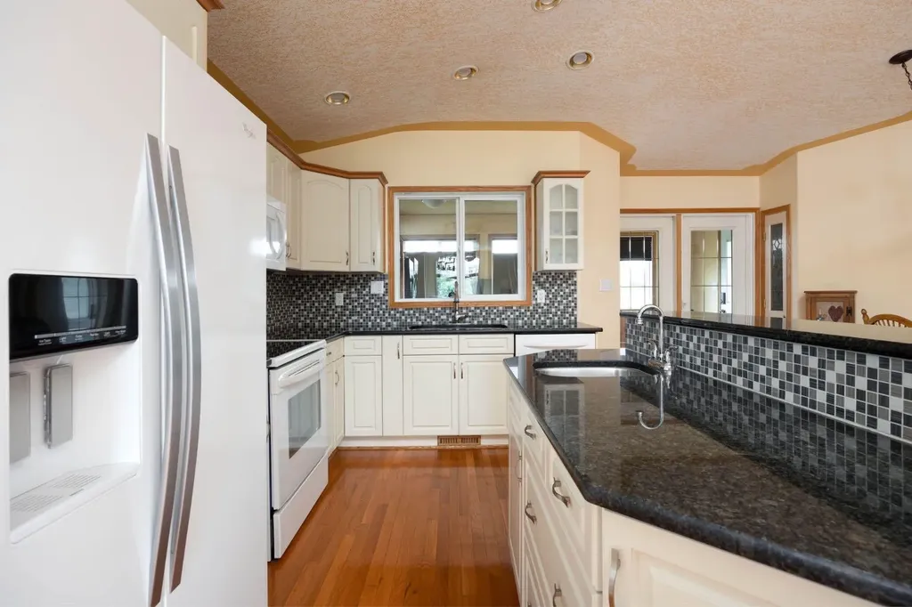 104 Avery Bay Fort Mcmurray AB T9J 1B1