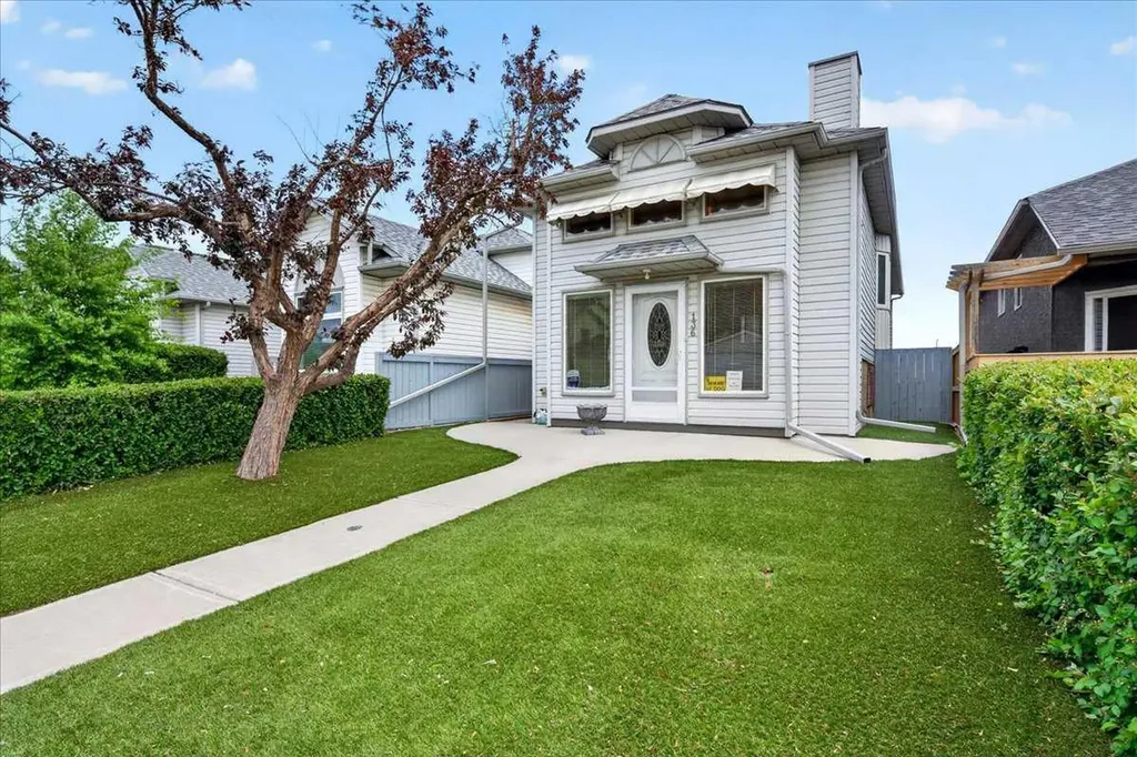 136 Hunterhorn Drive Calgary AB T2K 6H3
