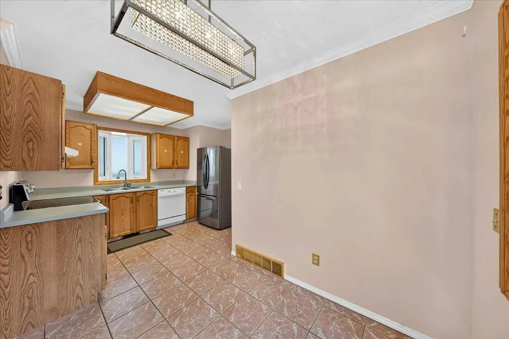 136 Hunterhorn Drive Calgary AB T2K 6H3