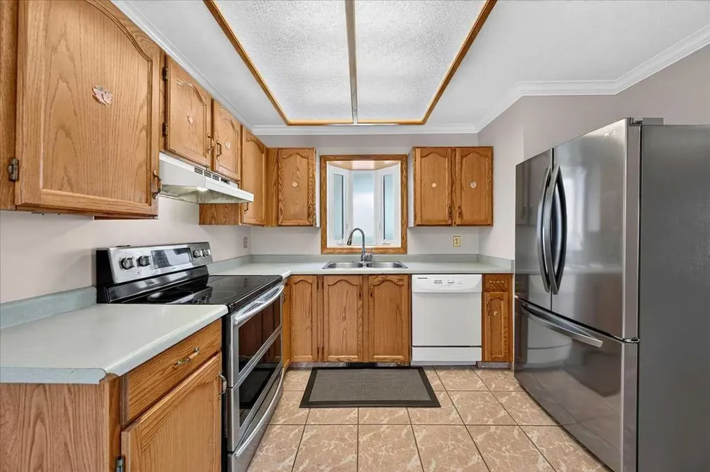 136 Hunterhorn Drive Calgary AB T2K 6H3