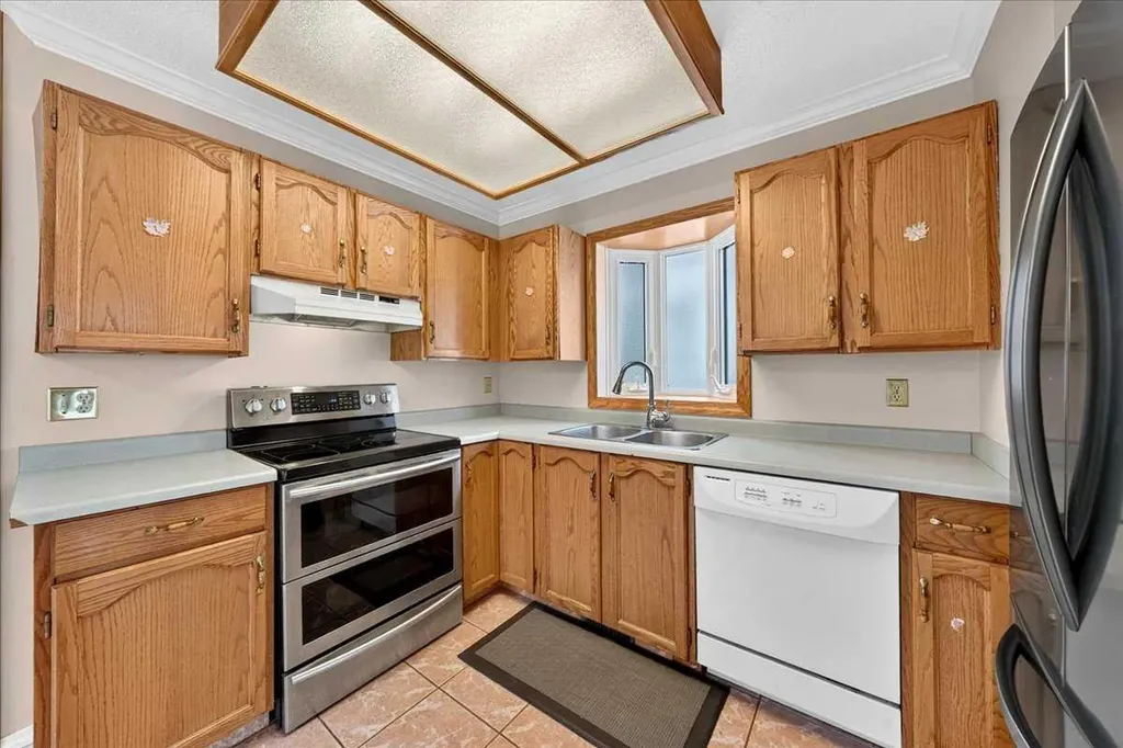 136 Hunterhorn Drive Calgary AB T2K 6H3