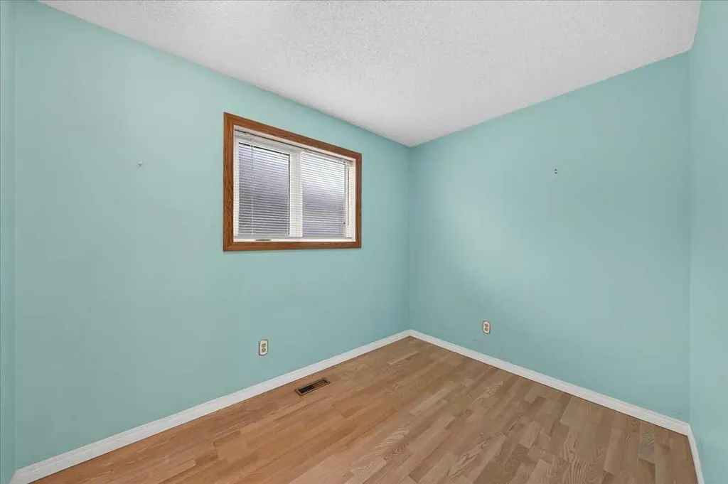 136 Hunterhorn Drive Calgary AB T2K 6H3