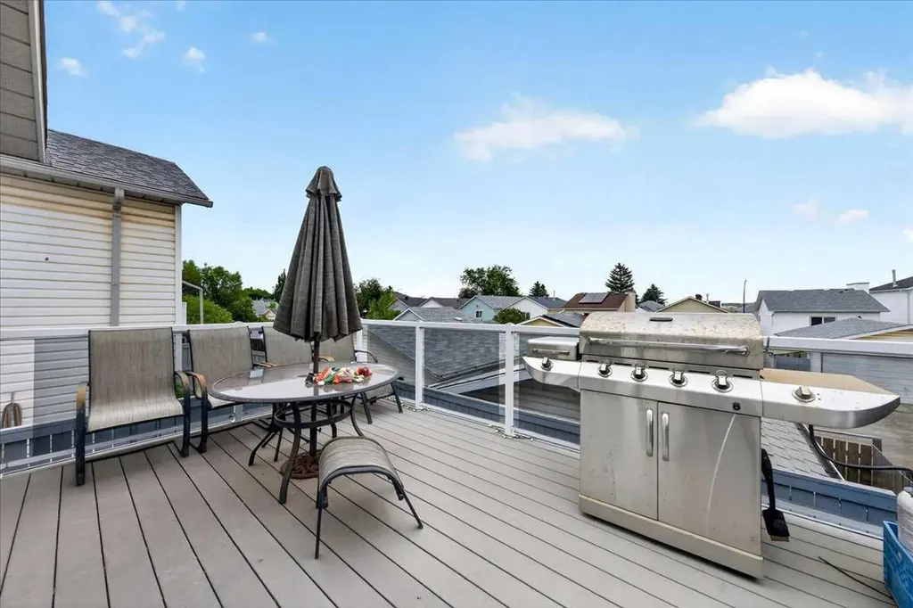 136 Hunterhorn Drive Calgary AB T2K 6H3