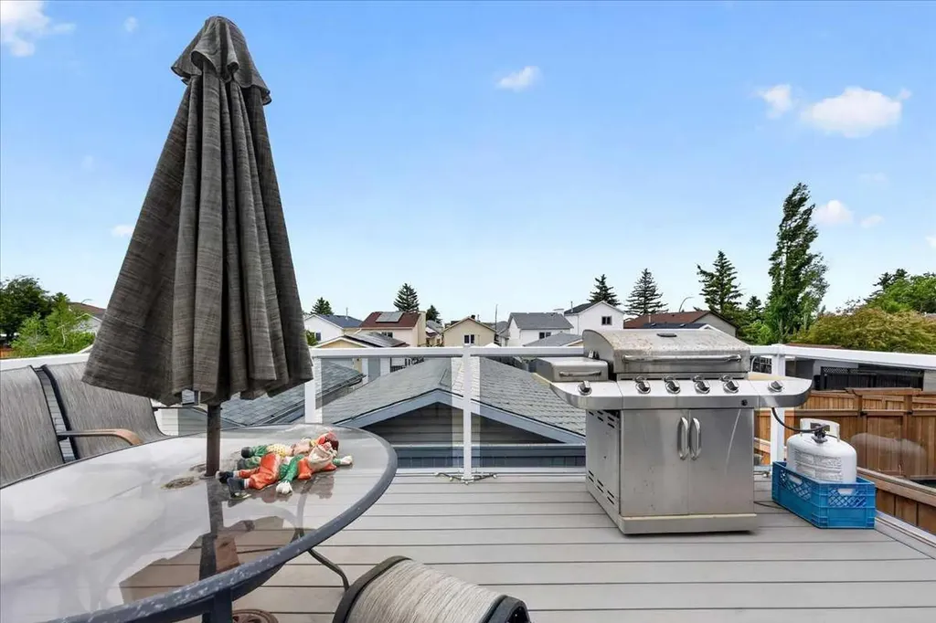 136 Hunterhorn Drive Calgary AB T2K 6H3
