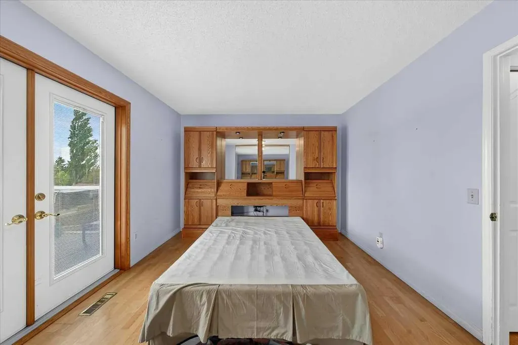 136 Hunterhorn Drive Calgary AB T2K 6H3