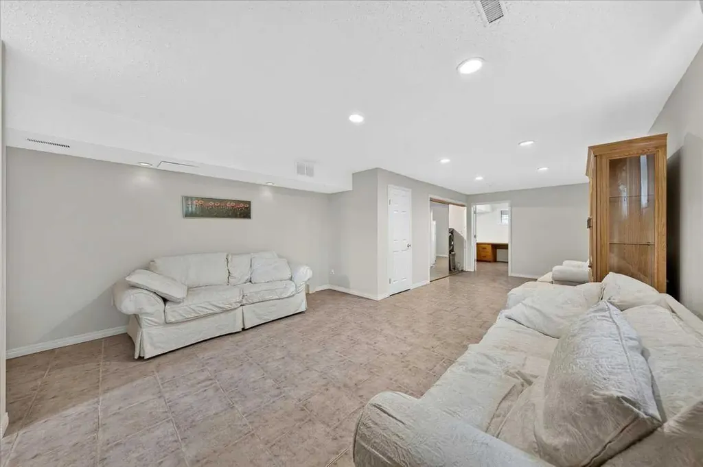136 Hunterhorn Drive Calgary AB T2K 6H3