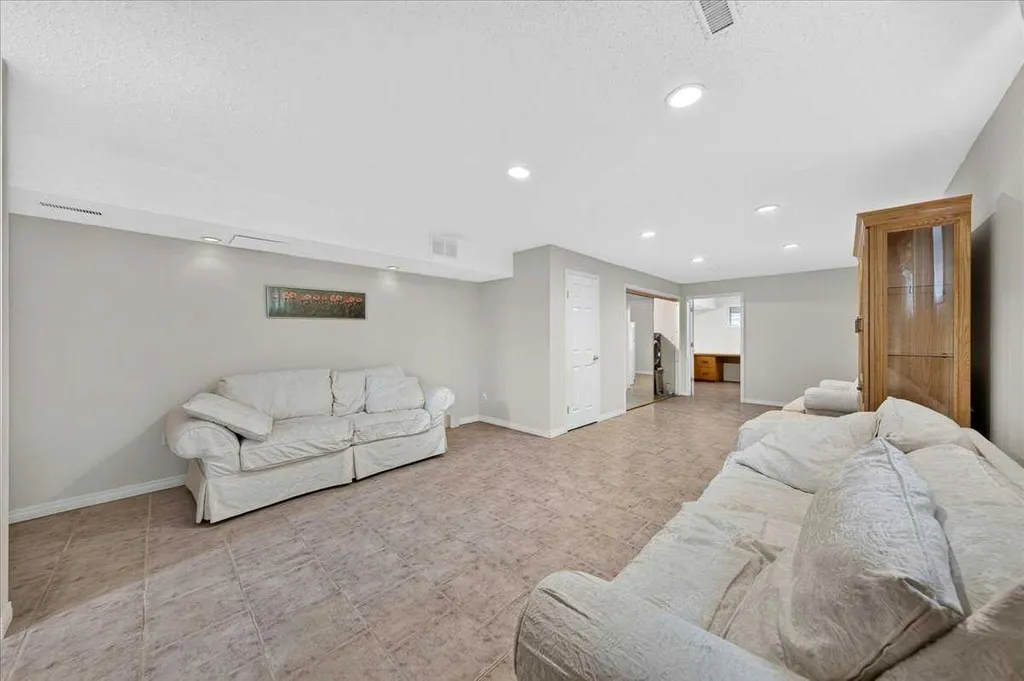 136 Hunterhorn Drive Calgary AB T2K 6H3