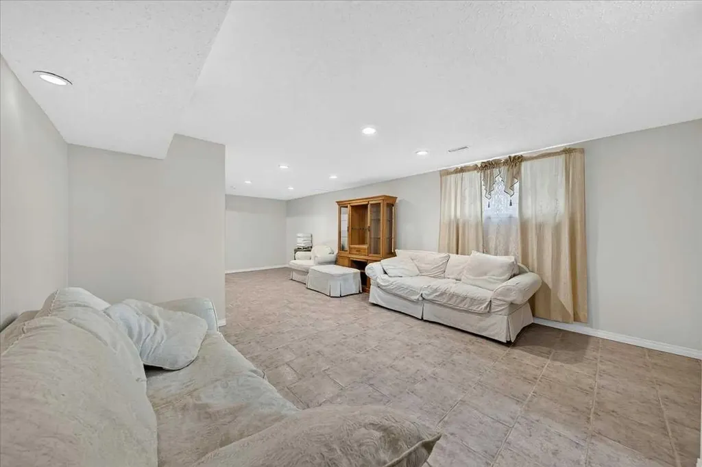 136 Hunterhorn Drive Calgary AB T2K 6H3