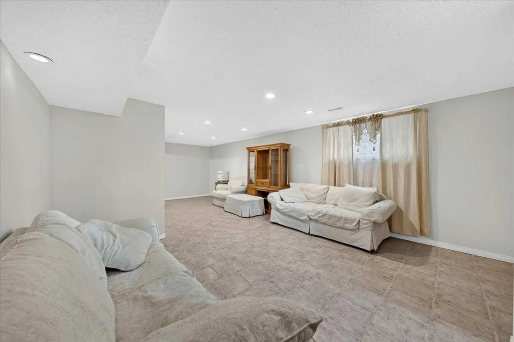 136 Hunterhorn Drive Calgary AB T2K 6H3